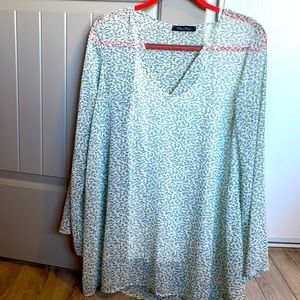Beautiful Boutique Tunic top w/inside slip